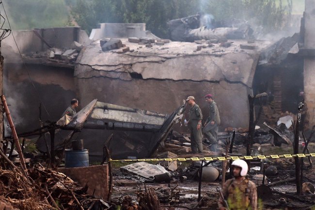 巴基斯坦軍機墜毀住宅區 傳出軍民17死 | 華視新聞