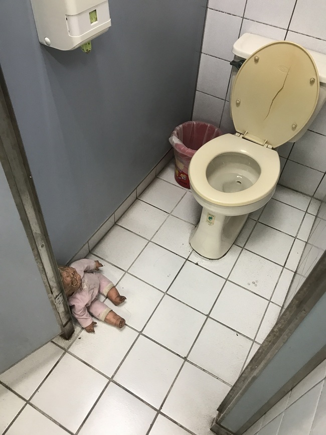 校園廁所驚見「鬼娃」 清大生被嚇傻！ | 華視新聞