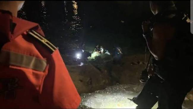 鼻頭漁港違規夜潛 5男女遭海巡制止送辦 | 華視新聞