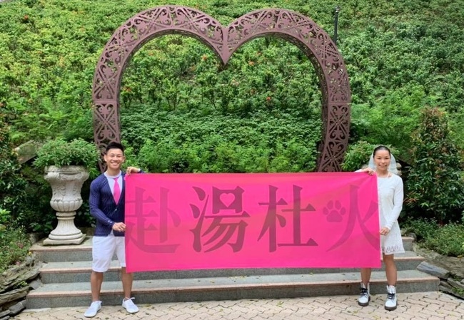 扶起示威者遭控「暴徒」 香港情侶獲釋如期完婚 | 華視新聞