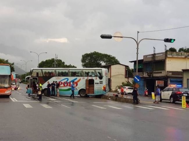 花蓮遊覽車自撞路燈 新加坡遊客13傷 | 華視新聞