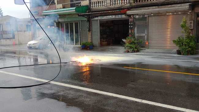 【影】桃市高壓電線遭雷擊斷 路面起火2000戶停電 | 華視新聞