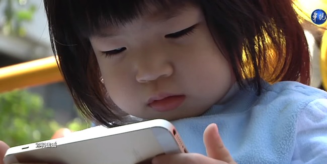 平板.手機哄小孩?! 2歲女童近視600度 | 華視新聞