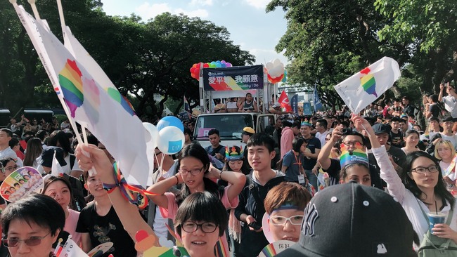 同性伴侶申請配偶喪葬津貼遭駁回 提行政訴訟贏了！ | 華視新聞