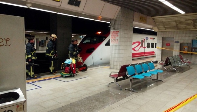 台北車站旅客跌落月台遭撞死 台鐵南下列車延誤 | 華視新聞
