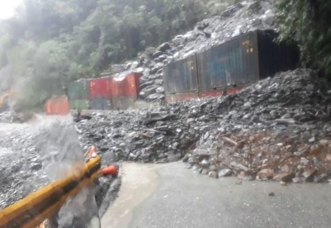 白鹿挾大豪雨 中橫華祿橋發生坍方 | 華視新聞