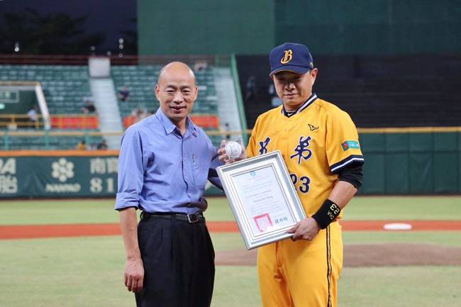 「恰恰」彭政閔棒球最終戰 韓國瑜贈簽名球惹議 | 華視新聞