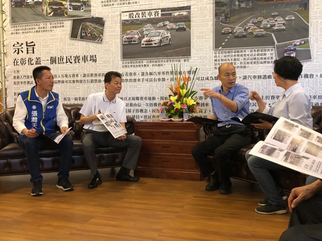 高雄市長韓國瑜(右2)今日拋出「庶民賽車」理念。