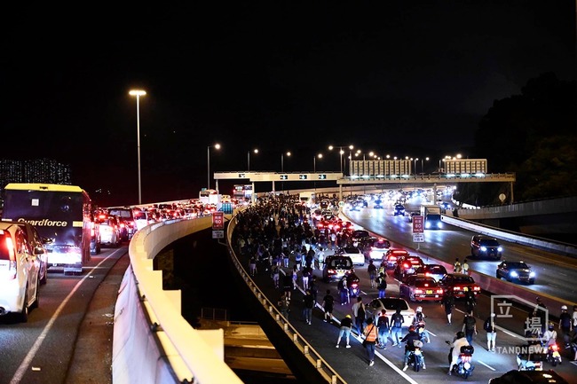 港版「敦克爾克大撤退」 5千輛車「義載」示威者回家 | 華視新聞