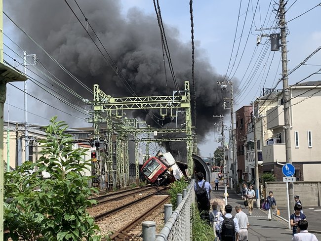 日京急線列車與卡車相撞出軌！逾30人受傷 | 華視新聞