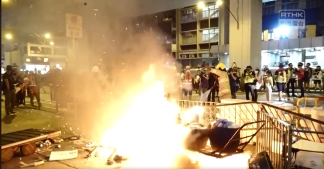 【影】香港示威者放火燃燒雜物 港鐵旺角站暫時關閉 | 華視新聞