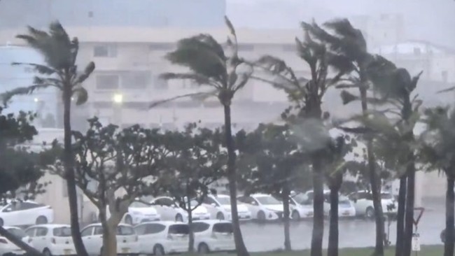 塔巴颱風逼近沖繩 暴風釀12傷近4萬戶停電 | 華視新聞