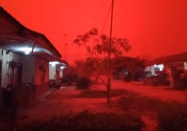 空汙太可怕！印尼現駭人「紅色天空」 | 華視新聞