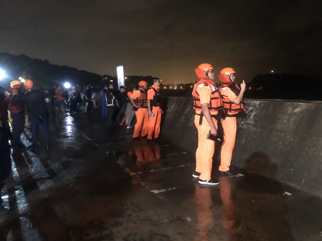 誇張！颱風夜違法釣魚受困 陸海空耗5小時救援 | 華視新聞