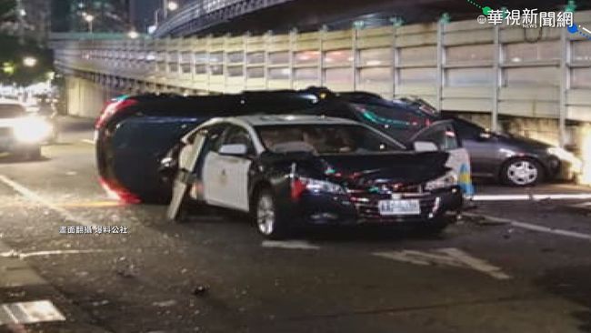 4車連環撞2傷 警車"遭夾擊"車頭毀 | 華視新聞