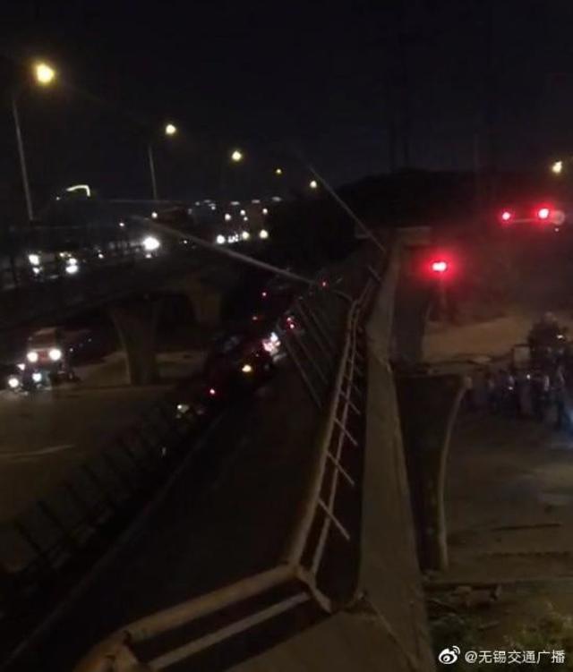 【更新】江蘇高架橋倒塌3輛車遭壓 原因疑為貨車嚴重超載 | （翻攝微博）