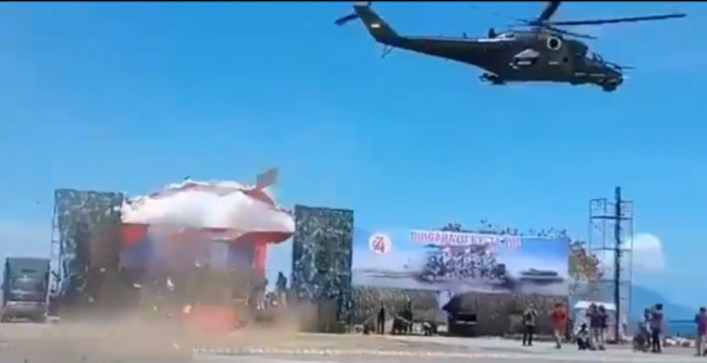 【影】會不會開直升機? 印尼閱兵吹翻觀禮台 | 華視新聞
