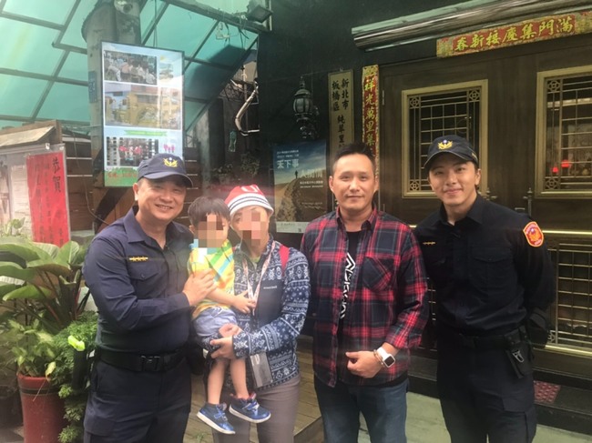 邰智源、坤達錄「一日警察」 意外助迷路童找到媽 | 華視新聞