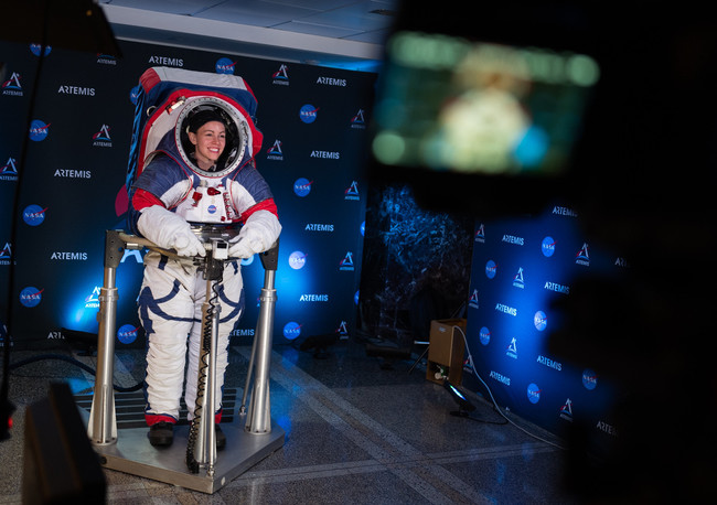NASA公布新款太空服 讓登月任務更「靈活」 | 華視新聞