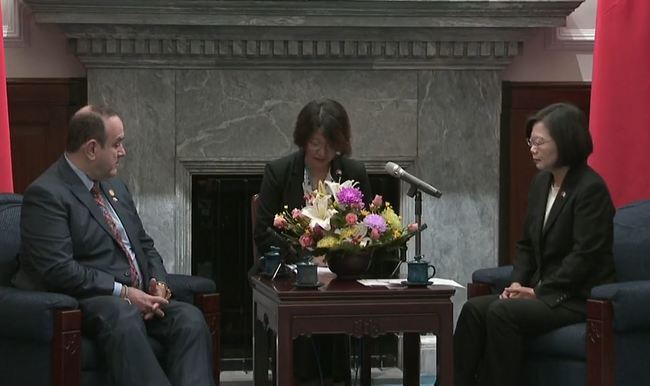 瓜國準總統訪台 霸氣宣示「我們站台灣這邊」 | 華視新聞