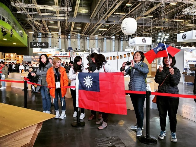 台灣出征世界麵包大賽遭中國打壓！ 台人現場揮國旗聲援 | 華視新聞