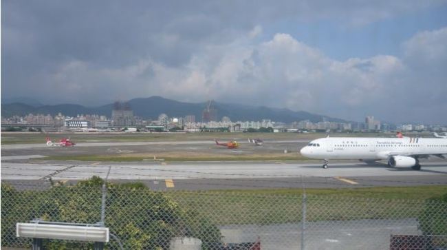 疑似信號彈煙霧影響 松山機場2度停飛 | 華視新聞
