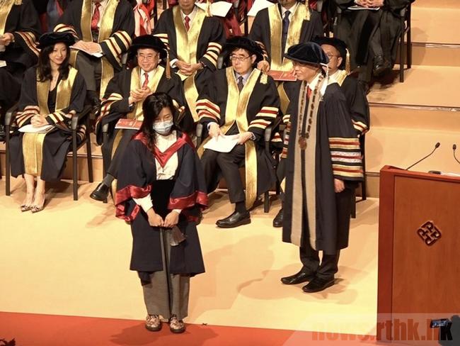 香港理工大學畢業典禮 校長拒和戴口罩學生握手、合照 | 華視新聞