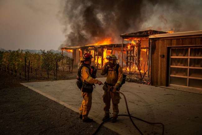 加州野火持續延燒！ 預防性停電影響250萬人 | 華視新聞