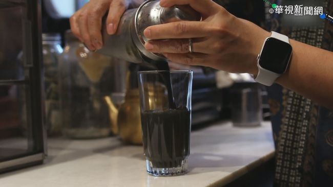 紐約「黑」咖啡 喝一口舌頭遭染黑! | 華視新聞