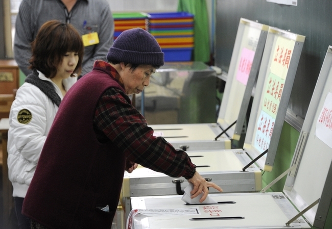 網傳選務人員會將選票「偷天換日」 中選會駁斥 | 華視新聞