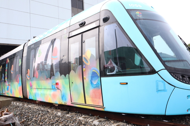 淡海輕軌慶週年 全球首發「幾米彩繪列車」 | 華視新聞