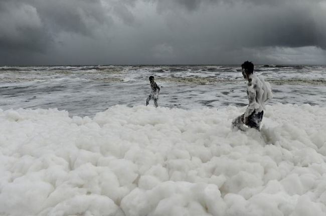 印度海灘驚見大量白泡沫 專家：是有毒污染物 | 華視新聞