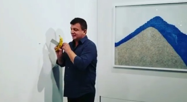365萬「膠帶黏香蕉」被剝吃光！男：藝術交流 | 華視新聞