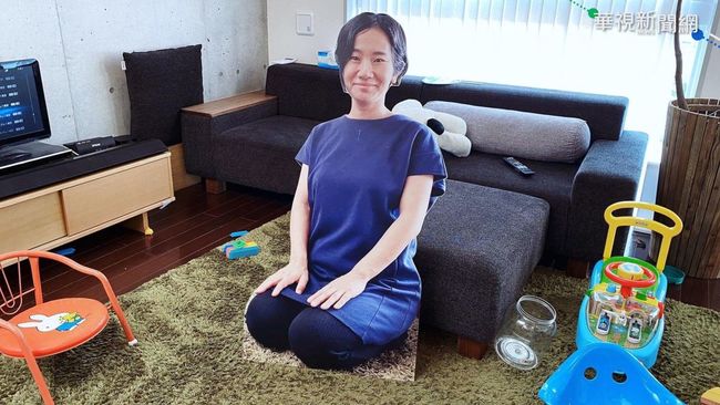 兒太黏人! 日本爸爸打造「紙板媽媽」 | 華視新聞