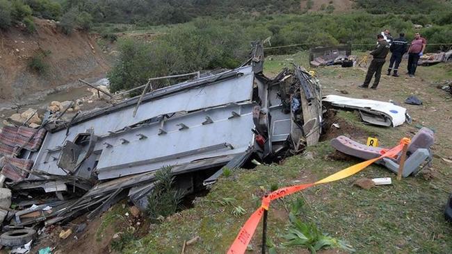 【影】印尼巴士墜山溝 釀至少35人喪命 | 華視新聞