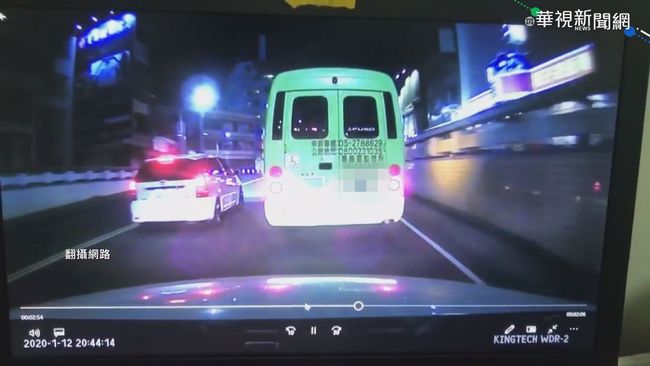 嘉義公車突換車道 後方駕駛險撞上 | 華視新聞