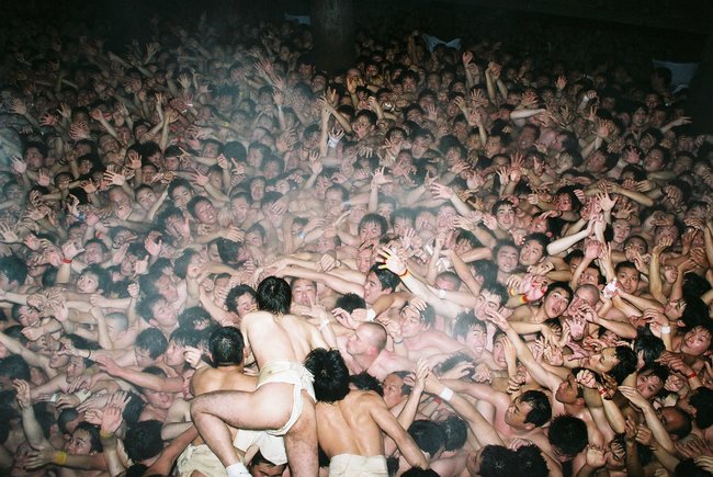 不怕疫情？！日「裸祭」照常舉辦 萬裸男爭寶木 | 華視新聞