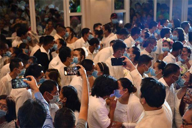 菲律賓聯合婚禮 百對新人得戴口隔、填健康申報 | 華視新聞