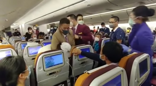 【影】不滿下機等太久...中國女乘客朝空服「狂咳」 | 華視新聞