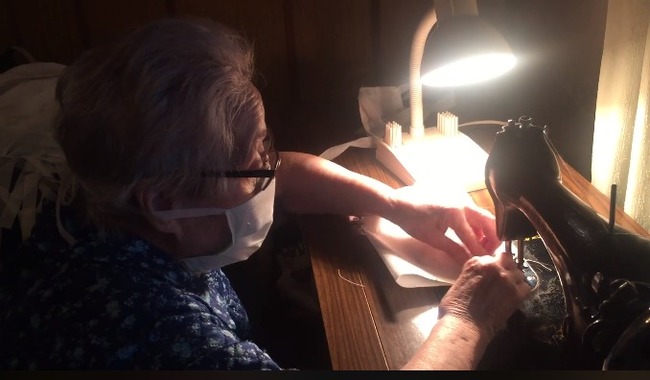 【影】西班牙88歲老奶奶顫抖縫口罩...只盼醫護平安 | 華視新聞