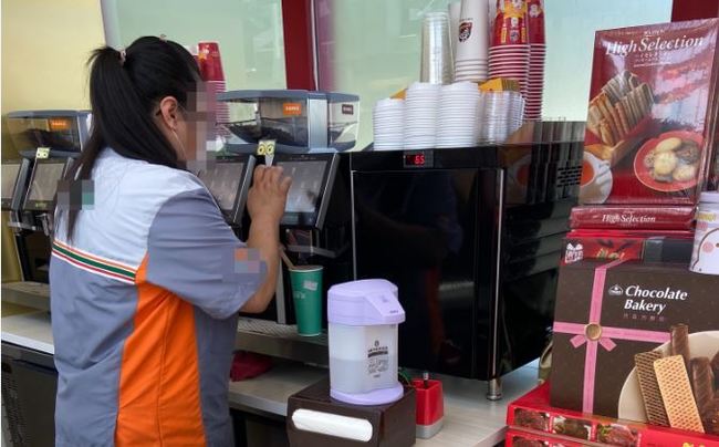 稽查超商、咖啡店 店員製咖啡前洗手消毒不到2成 | 華視新聞