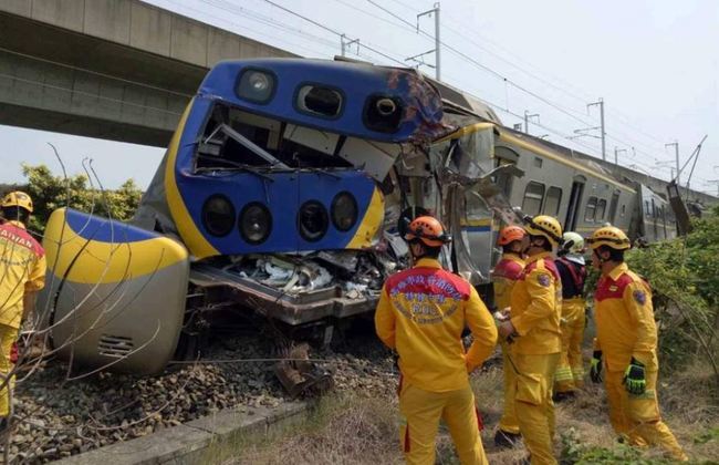 聯結車卡平交道撞爛火車頭 台鐵將求償3.2億 | 華視新聞
