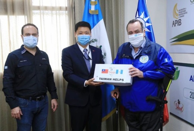 Taiwan can help! 瓜國總統收18萬片口罩推特謝台 | 華視新聞