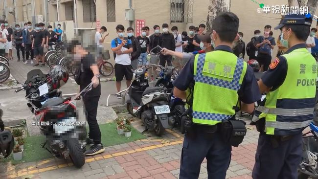 師生爆違停糾紛 學生機車遭鎖纏膠帶 | 華視新聞