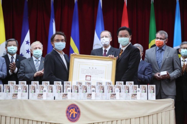 企業慷慨捐防疫設備 友邦謝台灣及時伸援手 | 華視新聞