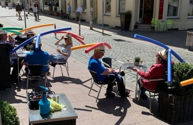 德國咖啡廳創意防疫 讓客人「戴帽」維持社交距離 | 華視新聞