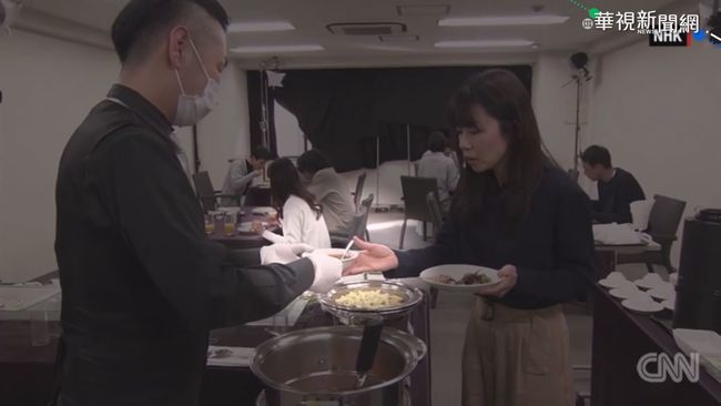 NHK驚人實驗 手沾病毒傳遍全桌人 | 華視新聞