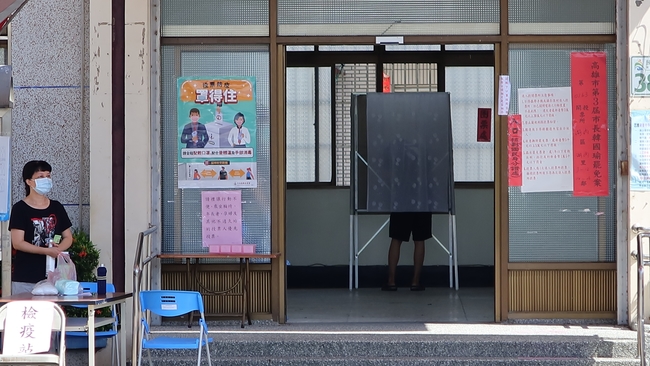 民眾投票所校門口「開直播」記錄進出人員 遭警勸離 | 華視新聞