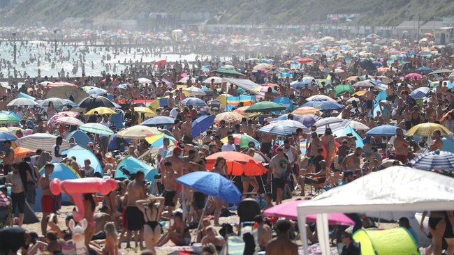 50萬人湧海灘 鬥毆、垃圾亂象多 英國緊急發布重大事件 | 華視新聞