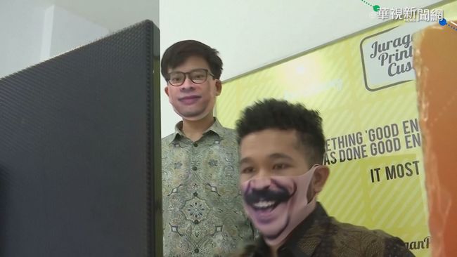 防疫變有趣! 印尼老闆設計微笑口罩 | 華視新聞